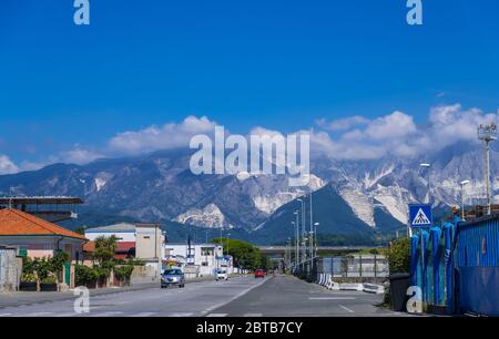 Forte dei Marmi, Lucca, Italie - 18 août 2019 : montagnes Apuane à forte dei Marmi, Versilia, Toscane Italie Banque D'Images