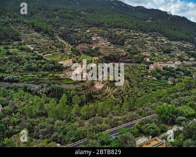 Drone point de vue photographie aérienne paysage pittoresque collines maisons situées dans le petit village de Banyalbufar, beau paysage montagnes vertes Banque D'Images