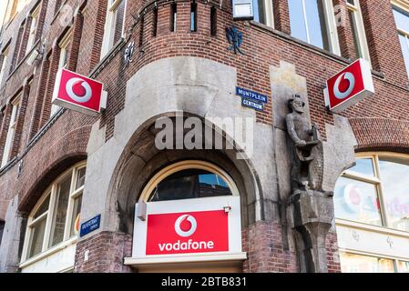 Amsterdam, pays-Bas - 9 septembre 2018 : Vodafone shop dans un bâtiment classique à Amsterdam, pays-Bas Banque D'Images