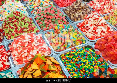 Différentes friandises multicolores sur un comptoir dans un gros plan de marché Banque D'Images