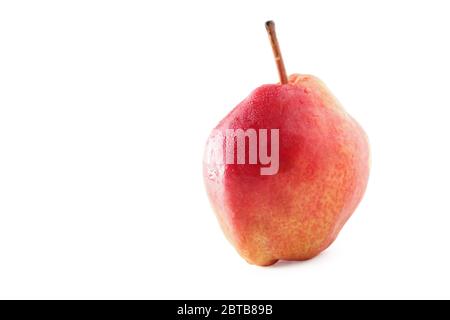 Poire rouge maltraitée isolée sur fond blanc Banque D'Images