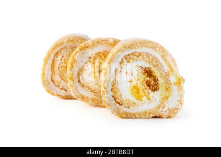 Rouleaux doux en éponge avec crème au beurre et garniture de fruits isolés sur fond blanc Banque D'Images
