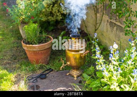 Ancien samovar vintage avec fumée. Préparer du thé à l'ancienne. Cérémonie russe Banque D'Images