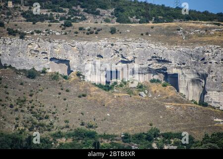 Carrières anciennes dans les rochers. Preuve d'une civilisation ancienne très développée. Péninsule de Crimée. Banque D'Images