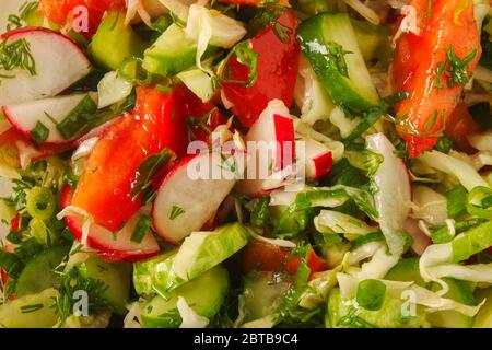 Salade de légumes frais et d'herbes comme fond Banque D'Images