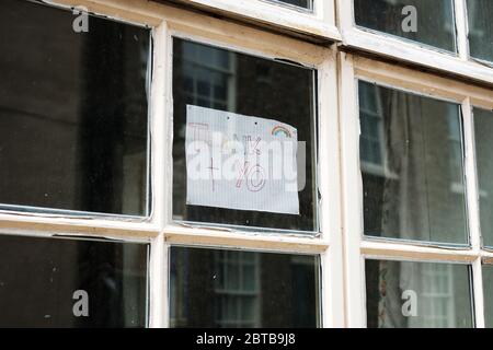 Merci NHS Rainbow Sign In Window pendant Covid-19, Durham, Royaume-Uni Banque D'Images