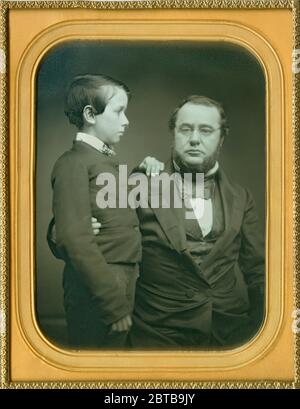 1850 CA, USA : l'avocat et homme politique américain Edwin Stanton ( 1814 - 1869 ) avec son fils Edwin Lamson Stanton ( 1842 - 1877 ). Quelques années auparavant, Edwin Stanton est devenu procureur général des États-Unis pour le président Buchanan (de 1860 à 1861) et ensuite secrétaire de guerre pour les présidents Lincoln ( 1809 - 1865 ) et Johnson ( de 1862 à 1868). Photo daguerréotype par photographe inconnu , Loc Collection , numériquement restauré par Archivio GBB - HISTOIRE - Stati Uniti - USA - ritratto - portrait - cravatta - noeud papillon - papillon - collier - colletto - Abramo - lentille - occhiali da vista - GUERRA DI SECESSIONE - CIVI Banque D'Images