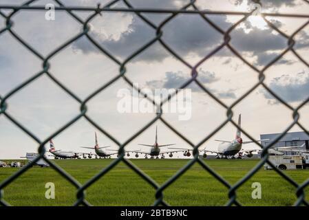 Vus à travers une clôture métallique, les avions de British Airways sont garés à l'aéroport de Cardiff alors qu'ils ne sont pas utilisés pendant les crises Covid-19. Banque D'Images