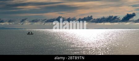 Lac des mille étoiles, 2 pêcheurs avec canoë pêché sur le lac Malawi, lever du soleil, nuages, Afrique du Sud-est Banque D'Images