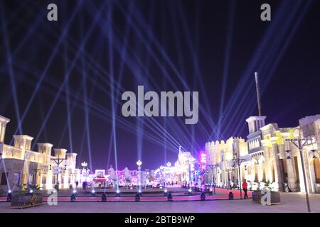 Scène au 'Global Village' - le plus grand parc multiculturel au monde - avec divertissement, shopping et cuisine, à Dubaï, Émirats arabes Unis. Banque D'Images