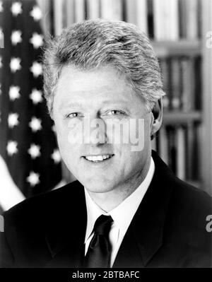 1993 , WASHINGTON , Etats-Unis : William Jefferson BILL CLINTON , GCL (né William Jefferson Blythe III le 19 août 1946 ) était le 42e président des Etats-Unis, en service de 1993 à 2001. Photo officielle du Bureau de presse de la Maison Blanche - Presidente della Repubblica - USA - ritratto - portrait - cravatta - cravate - collier - colletto - ETATS-UNIS - STATI UNITI - bandiera - drapeau - bandiere - sourire - sorriso -- Archivio GBB Banque D'Images