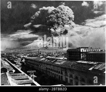 1944 , mars, NAPLES , ITALIE : l'éruption du MONT VÉSUVE , du 18 au 24 mars, pendant l'occupation de l' armée américaine des Allieds . Vue depuis le toit de la gare centrale. Photo par OWI photographe de l'état-major , approuvé par l'association militaire américaine appropriée . - MONTE VESUVIO - NAPOLI - ITALIA - ERUZIONE VULCANICA - VOLCANO - VULCANO - WW2 - SECONDA GUERRA MONDIALE - 2ÈME GUERRE MONDIALE --- ARCHIVIO GBB Banque D'Images