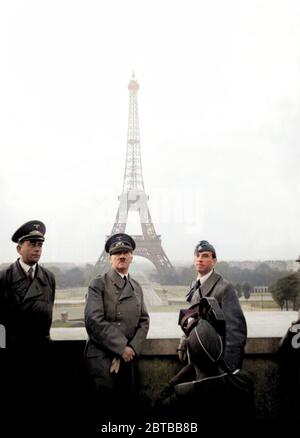 1940 , 23 juin, Paris , FRANCE : Le dictateur allemand de Fuhrer ADOLF HITLER ( 1889 - 1945 ) avec l'architecte ALBERT SPEER ( 1905 - 1981 ) (à gauche) et le sculpteur ARNO BRECKER ( 1900 - 1991 ) au Trocadéro à Paris , en arrière-plan la tour Eiffel . Propagande photo par le photographe personnel d'Hitler Heinrich Hoffmann . COLORISÉ NUMÉRIQUEMENT . - SECONDE GUERRE MONDIALE - NAZI - NAZIST - NAZAÏSME - NAZISTA - NAZISMO - SECONDA GUERRA MONDIALE - DITTATORE - POLITICA - POLICO - PARIGI - ARCHITETTO - ARCHITETURA - ARCHITECTURE --- ARCHIVIO GBB Banque D'Images