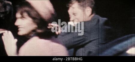 1963 , 22 novembre, DALLAS , Etats-Unis : l'ASSASSINAT du Président des Etats-Unis John Fitzgerald KENNEDY à DALLAS . Image d'arrêt de l'animation de cellule de film de 8 mm d'origine par un fabricant de fichiers inconnu . - F.B.I. - MEURTRE - ASSASSINIO - COMPLOTTO - COMPLOT - MEURTRE - JFK - J.F.K. - COMPLOTTO - MISTERY - MISTERO . OMICIDE - OMICIDIO INSOLUTO - Presidente degli Stati Uniti d'America - film amatorial non professionnel --- ARCHIVIO GBB Banque D'Images