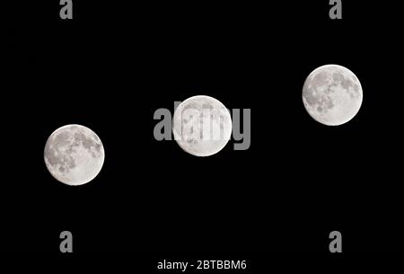 Pleine lune de l'hémisphère Nord photographiée à intervalles de cinq minutes, par une nuit claire Banque D'Images