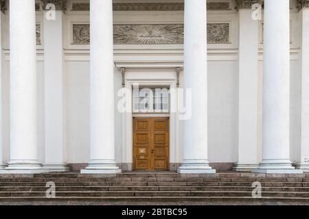 Porte et colonnade architecturale devant la cathédrale d'Helsinki Banque D'Images