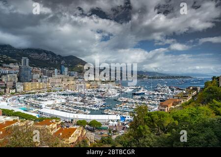 Monaco, Monte-Carlo, le célèbre endroit de Monaco - port Hercules, vue de la vieille ville, beaucoup de bateaux, méga yachts et voiliers Banque D'Images