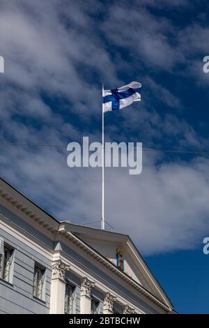 Drapeau finlandais haut en vol à Helsinki lors des fêtes nationales Banque D'Images