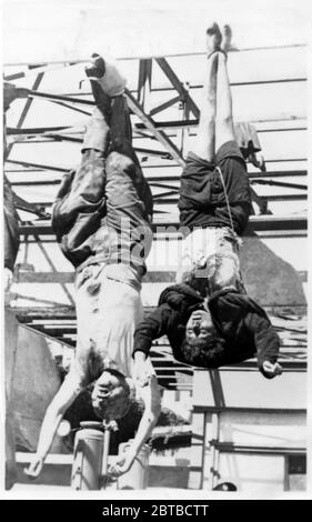 1945 , 28 avril , Milan , ITALIE : le fasciste Duce BENITO MUSSOLINI avec l'amant CLAROTTA PETACCI , corps exposé sur la Piazza Loreto . Photo de l'armée américaine photo Office . - RITRATTO - PORTRAIT - MORT - MORTO - MORT - MORTE - POLITICA - POLISO - ITALIA - POLITIC - PORTRAIT - ITALY - FASSISMO - FASCISME - FASSISTA - FASCISTE - LIBERAZIONE - RESTISTENZA - GUERRA DI LIBERAZIONE - MILITAIRE - MILITARE - WWII - SECONDA GUERRA MONDIALE - 2 - ITALIE - post mortem - cadaveri - cadavre --- Archivio GBB Banque D'Images