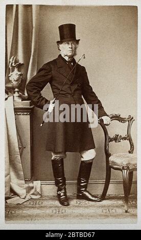 1865 CA, Londres, GRANDE-BRETAGNE: Le britannique DANIEL SEFFERT , un noble ungentifie ou un homme politique (peut-être le nom était Seifert ou Seiffert ). Photo de Warwicks . - GRAND BRETAGNA - MODE - MODA MASCHILE - '800 - OTTOCENTO - 8800 - stivalii - bottes - chapeau haut - cappello a cilindro - cravate - cravatta - frustino - fruste - Wigmp - equitazione -- ARCHIVIO GBB Banque D'Images