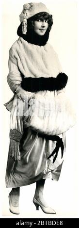 1920 CA , NEW YORK , Etats-Unis :The american stage ans Silent Movie actrice Fannie Ward ( 1872 - 1952 ). En 1898, elle épousa un riche marchand de diamants JOE ' Diamond Joe ' LEWIS et se retira de la scène. Ses maris de revirements d'affaires l'ont encouragée à revenir à la performance en 1905 . Elle est devenue très active dans les films entre 1915 et 1929. Ward était l'une de ces célébrités dont la vie personnelle a souvent fini dans les journaux . Elle était également bien connue pour son rôle dans LA TRICHE ( 1915 ) par Cecil B. Demille , avec Sessue Hayakawa .- ATTRICE - TEATRO - MUSICAL - THEATRE - MODE - MODA - ANNI VE Banque D'Images