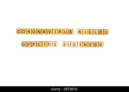 Coronavirus tué hors ligne affaires - inscription écrite avec des lettres noires sur des blocs de bois. Mots isolés sur blanc. Après Covid-19 mise en quarantaine cris Banque D'Images