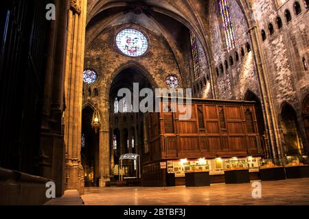 Vue intérieure de la cathédrale de Gérone, également connue sous le nom de cathédrale Sainte-Marie de Gérone, une église catholique romaine située à Gérone Banque D'Images