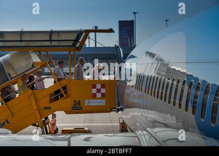 VÉRONE, ITALIE - SEPTEMBRE 2018 : passagers qui montent à l'aéroport de Vérone par la porte d'entrée d'un Boeing 737 TUI. Banque D'Images