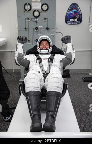 L'astronaute de la NASA Robert Behnken répète son spaceX dans les quartiers des équipages des astronautes à l'intérieur du bâtiment Neil A. Armstrong Operations and Checkout au Kennedy Space Center de l'agence en Floride le 23 mai 2020, Lors d'une répétition complète de la robe avant la mission SpaceX Demo-2 de la NASA à la Station spatiale internationale. Ce sera le dernier essai en vol de SpaceX pour le programme commercial Crew de la NASA. Behnken et son collègue Douglas Hurley se revoleront jusqu'au laboratoire en orbite dans un vaisseau spatial SpaceX Crew Dragon, en lançant une fusée Falcon 9 du complexe de lancement 39A de Kennedy. Levage Banque D'Images