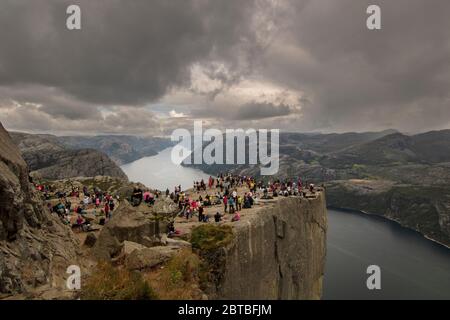 Le rocher de Preikestolen au-dessus du Lysefjord en Norvège est très surpeuplé Banque D'Images