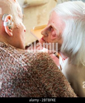 Toujours amoureux dans leurs années 90, ensemble, à la fois vivre et dormir dans le salon en bas en raison de leurs conditions de santé et s'occuper par la famille Banque D'Images