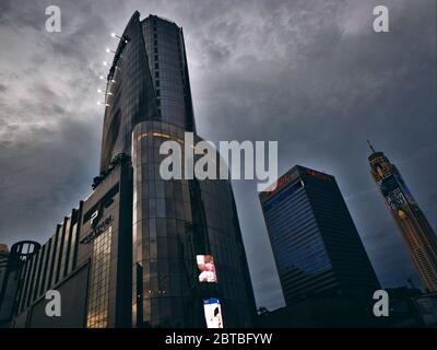 Quelques gratte-ciels à Tokyo sous une vue de ciel orageux d'en dessous Banque D'Images