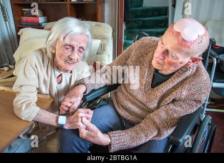 Toujours amoureux dans leurs années 90, ensemble, à la fois vivre et dormir dans le salon en bas en raison de leurs conditions de santé et s'occuper par la famille Banque D'Images