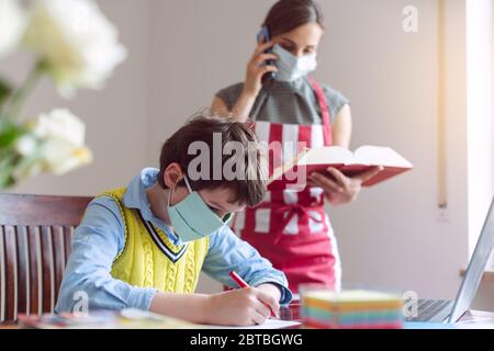 Le verrouillage du coronavirus souligne toute la famille Banque D'Images