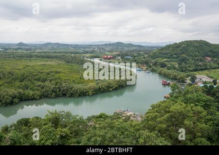 Le paysage et la vue du sanctuaire de Chao Mae Tubtim Thong près de la ville de Pranburi sur le Golf de Thaïlande au sud de la ville de Hua Hin en Thaïlande. Banque D'Images