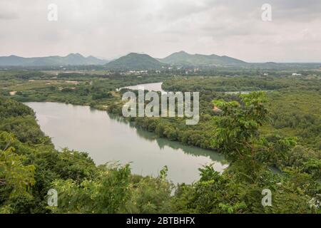 Le paysage et la vue du sanctuaire de Chao Mae Tubtim Thong près de la ville de Pranburi sur le Golf de Thaïlande au sud de la ville de Hua Hin en Thaïlande. Banque D'Images