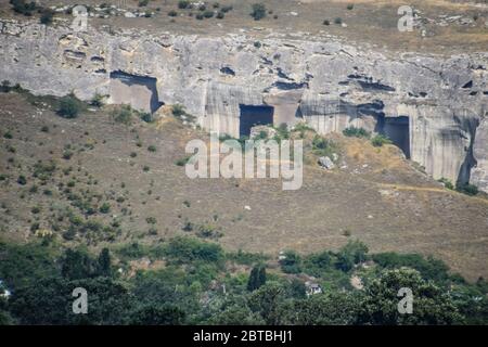 Carrières anciennes dans les rochers. Preuve d'une civilisation ancienne très développée. Péninsule de Crimée. Banque D'Images