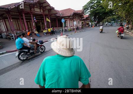 Un vélo riksha dans la ville de Hua Hin dans la province de Prachuap Khiri Khan en Thaïlande. Thaïlande, Hua Hin, novembre 2019 Banque D'Images