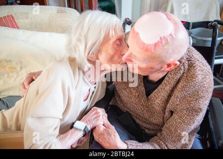 Toujours amoureux dans leurs années 90, ensemble, à la fois vivre et dormir dans le salon en bas en raison de leurs conditions de santé et s'occuper par la famille Banque D'Images