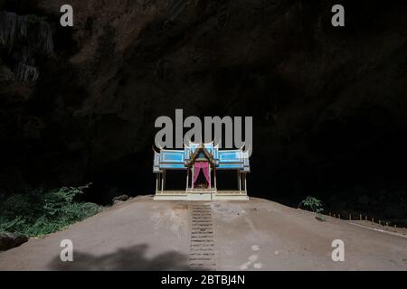 Le pavillon Khua Kaluehat de la grotte de Tham Phraya Nakhon et le parc national de Hat Laem Sala dans le parc national de Khao Sam Roi Yot sur le Golf de Thaïlande au sud du T Banque D'Images