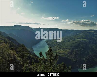 Paysage du canyon de la Drina depuis le point de vue de Banjska stena dans le parc national de Tara en Serbie Banque D'Images