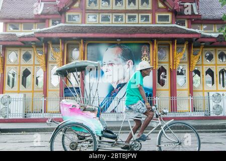 Un vélo riksha dans la ville de Hua Hin dans la province de Prachuap Khiri Khan en Thaïlande. Thaïlande, Hua Hin, novembre 2019 Banque D'Images