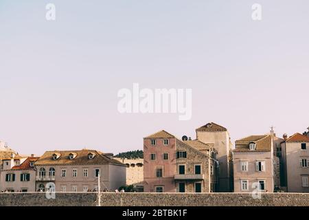 Façades de bâtiments résidentiels derrière le mur dans la vieille ville de Dubrovnik, Croatie. Banque D'Images