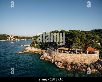 Vol de drone près de l'île de Kolochep, Croatie. Yachts amarrés en mer, la côte de l'île dans la mer Adriatique. Vue aérienne du dessus. Banque D'Images