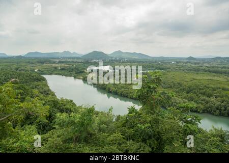 Le paysage et la vue du sanctuaire de Chao Mae Tubtim Thong près de la ville de Pranburi sur le Golf de Thaïlande au sud de la ville de Hua Hin en Thaïlande. Banque D'Images