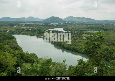 Le paysage et la vue du sanctuaire de Chao Mae Tubtim Thong près de la ville de Pranburi sur le Golf de Thaïlande au sud de la ville de Hua Hin en Thaïlande. Banque D'Images