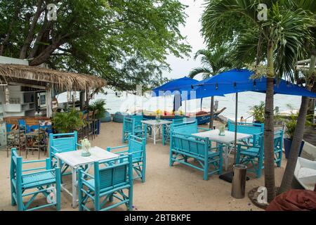 Un restaurant à la plage de Sai Noi près du village de Khao Tao près de la ville de Pranburi sur le Golf de Thaïlande au sud de la ville de Hua Hin en Thaïlande Banque D'Images