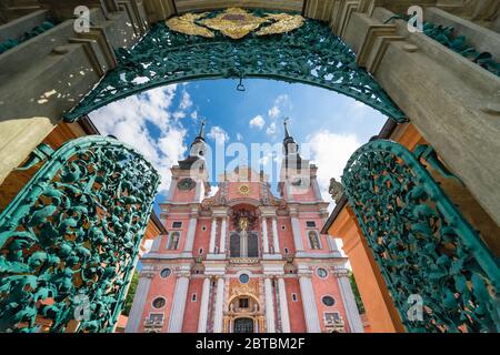 La magnifique porte d'entrée en métal ajouré et la magnifique façade de la basilique baroque de la Visitation de la Sainte Vierge Marie à Swieta Lipka Banque D'Images