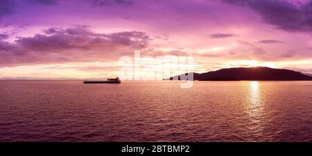 Magnifique vue panoramique sur Howe Sound et Bowen Island pendant un coucher de soleil coloré. Banque D'Images