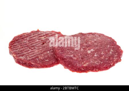 Hamburgers de viande crue de bœuf vue d'en haut - fond blanc Banque D'Images